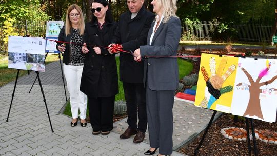 „Kraina 5 zmysłów” już otwarta - sensoryczny ogród w Kozienicach powstał dzięki programowi „Zielona społeczność” „Kraina 5 zmysłów” już otwarta - sensoryczny ogród w Kozienicach powstał dzięki programowi „Zielona społeczność”