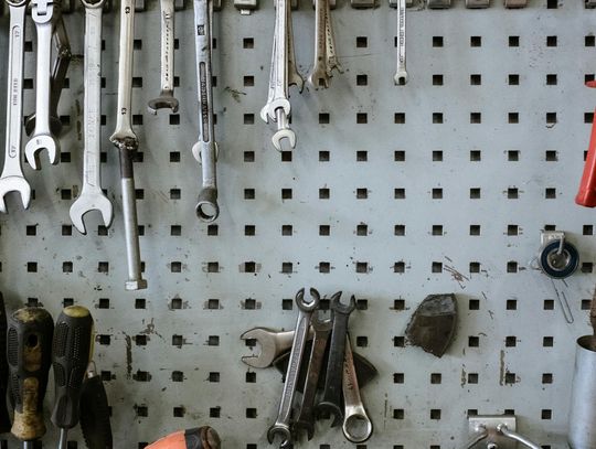 Bandownica — narzędzie do taśm stalowych, które przydaje się w mocowaniu i zabezpieczaniu