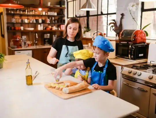 Czy Kids-Wood oferuje bezpieczny kitchen helper dla dzieci?