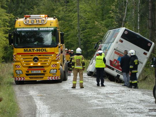 Dzieci i opiekunowie poszkodowani w wypadku autobusu na drodze do Królewskich Źródeł