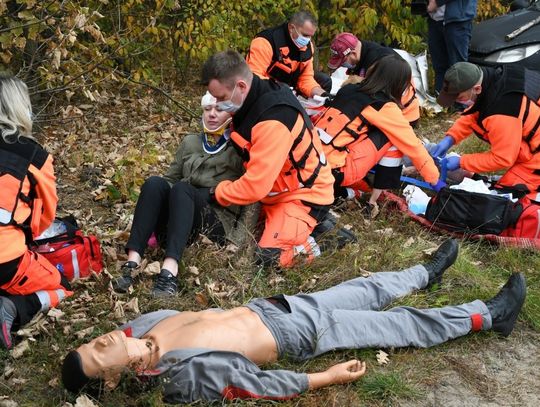 Grupa Ratowników Przedmedycznych Enei Wytwarzanie rozwija swoje umiejętności podczas szkolenia i ćwiczeń z zakresu ratownictwa medycznego