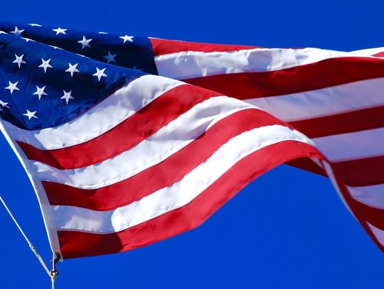 Jak prawidłowo wywiesić flagę państwową na budynku? Praktyczny poradnik krok po kroku