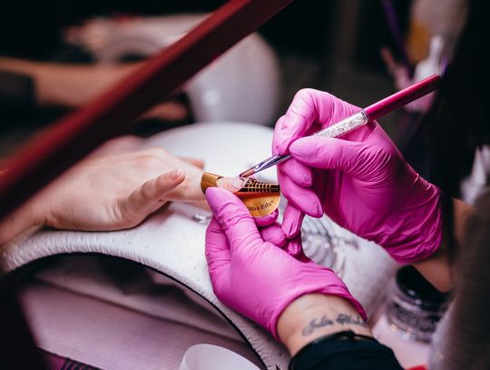 Jak zrobić manicure hybrydowy –  co warto wiedzieć na ten temat? 