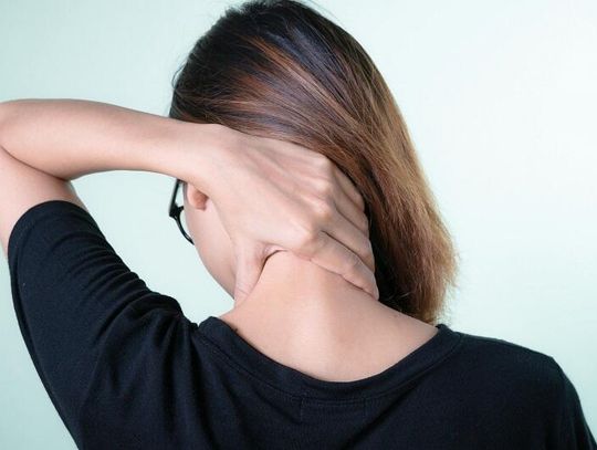 Masaż głowy przy łuszczycy – czy pomaga?