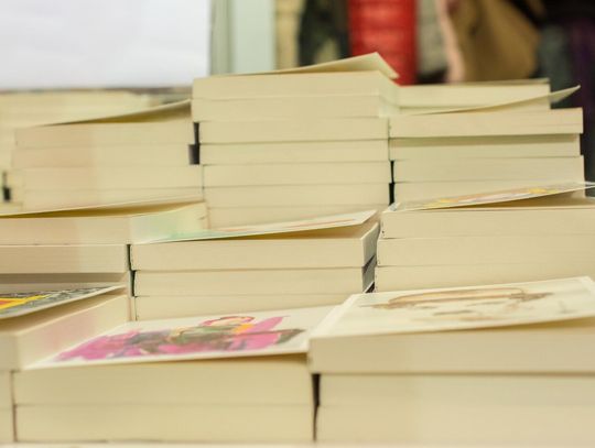 Miękka oprawa w książkach kartonowych ? zalety