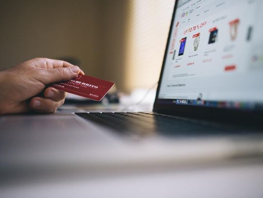 Płacenie kartą przez internet - Cenne porady i informacje
