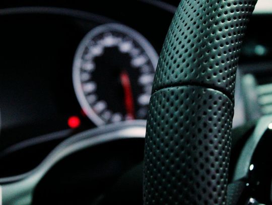 Samochody Land Rover – luksusowe SUV‑y i terenowe ikony sprowadzane z USA do Polski