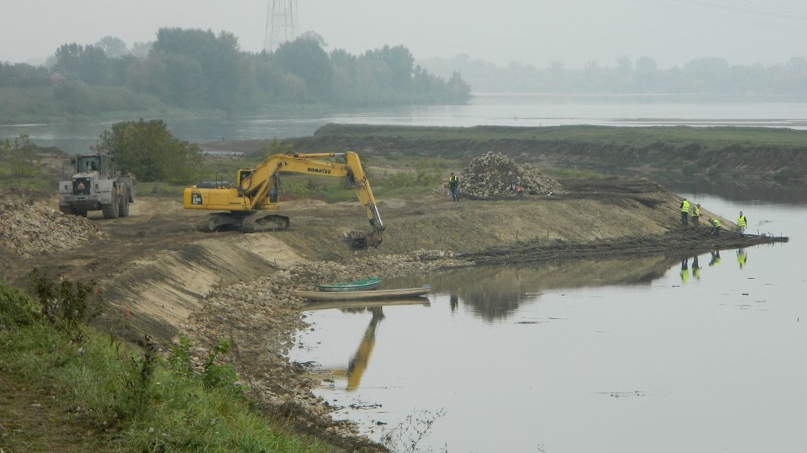 Ruszyły prace przy zabezpieczaniu wału powodziowego w Regowie Starym - spotkanie samorządowców z przedstawicielami Wód Polskich