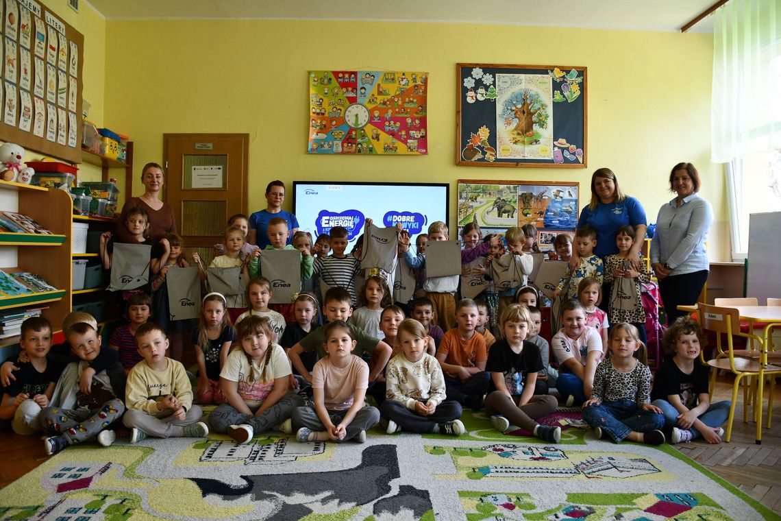Wolontariusze Enei Wytwarzanie z edukacyjną prelekcją w Publicznym Przedszkolu nr 2 w Kozienicach