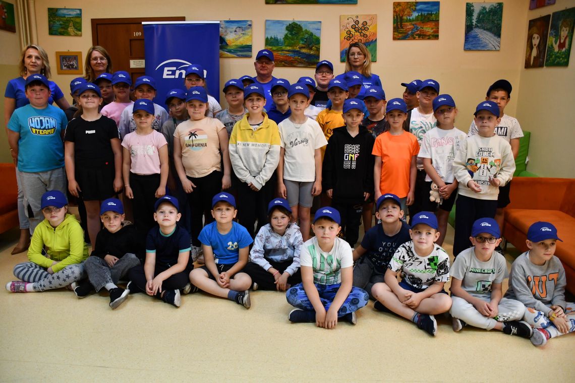 Wolontariusze Enei Wytwarzanie z wizytą w Publicznej Szkole Podstawowej w Świerżach Górnych